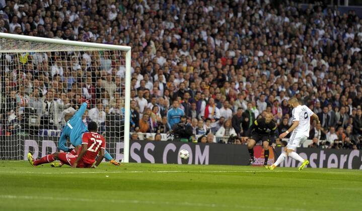 23.04.2014, Fussball Champions League 2013 2014, Halbfinale, Hinspiel, Real Madrid - FC Bayern München, im Santiago Bernabeu Stadion in Madrid, Spanien. Torschuss zum 1:0 von Karim Benzema (re, Real Madrid). Torwart Manuel Neuer (li,Bayern) hat keine Chance. 