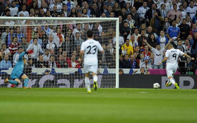 23.04.2014, Fussball Champions League 2013 2014, Halbfinale, Hinspiel, Real Madrid - FC Bayern München, im Santiago Bernabeu Stadion in Madrid, Spanien. Karim Benzema (Real Madrid) trifft hier zum 1:0 gegen Torwart Manuel Neuer (li, Bayern) 