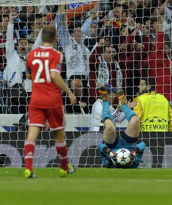 23.04.2014, Fussball Champions League 2013 2014, Halbfinale, Hinspiel, Real Madrid - FC Bayern München, im Santiago Bernabeu Stadion in Madrid, Spanien. Nach dem Treffer zum 1:0 Torwart Manuel Neuer (Bayern) und Philipp Lahm (München) geschlagen 