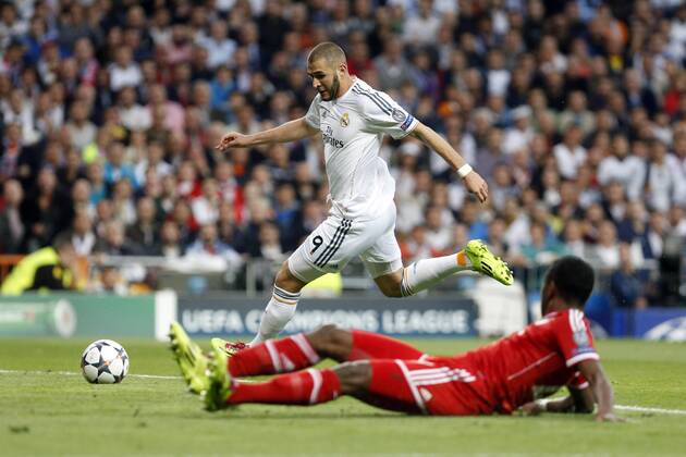 Real Madrid s Karim Benzema scores during Champions League soccer match Real Madrid v FC Bayern Munchen at Santiago Bernabeu stadium in Madrid, Spain. April 23, 2014.  (20187595)