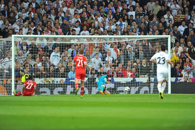 23.04.2014, Fussball UEFA Champions League Halbfinale, Real Madrid - FC Bayern München, v.l. David Alaba (FC Bayern München) Philipp Lahm (FC Bayern München) Manuel Neuer (FC Bayern München) Isco (Real Madrid)
