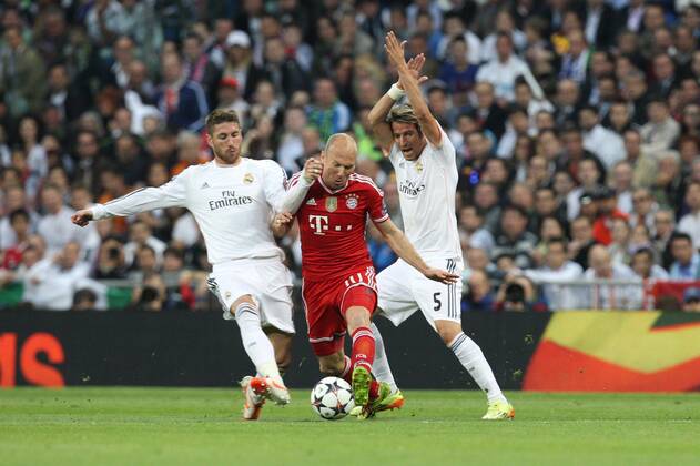 l-r: im Zweikampf, Aktion, mit Sergio Ramos 4 (Real Madrid), Arjen Robben 10 (FC Bayern München) und Fabio Coentrao 5 (Real Madrid) Real Madrid vs. FC Bayern München, Fussball, Champions League, 23.04.2014 EP_ckt