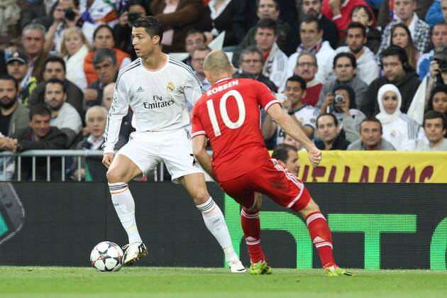 l-r: im Zweikampf, Aktion, mit Cristiano Ronaldo 7 (Real Madrid) und Arjen Robben 10 (FC Bayern München) Real Madrid vs. FC Bayern München, Fussball, Champions League, 23.04.2014 EP_ckt