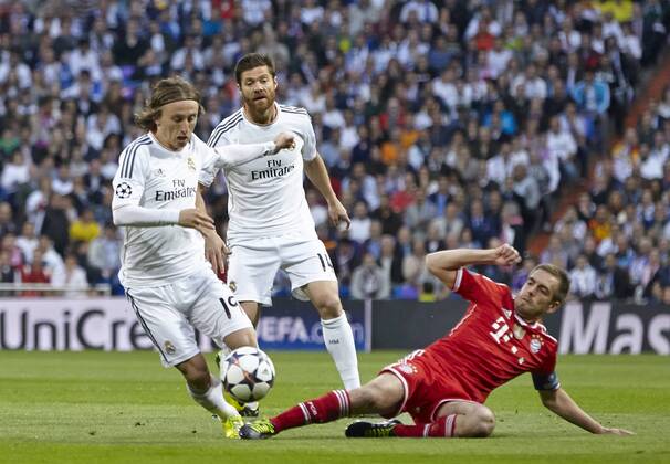 23.04.2014 Madrid, Spain. Midfielder Luka Modric of Real Madrid (R) takes on a Bayern defender during the UEFA Champions League Game between Real Madrid and FC Bayern Munchen at Santiago Bernabeu Stadium, xIvanxArlandisx  ActionPlus20187665