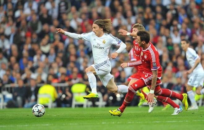 23.04.2014, Fussball UEFA Champions League Halbfinale, Real Madrid - FC Bayern München, v.l. Luka Modric (Real Madrid) Mario Mandzukic (FC Bayern München)