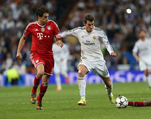 Real Madrid s Gareth Bale tussles with Munich s Javi Martinez Real Madrid vs Bayern Munich - Champions League, Semi Final, First leg - Santiago Bernabeu Stadium - Madrid - Spain - 23 04 2014 - Pic DavidKlein Sportimage EDITORIAL USE ONLY. No use with unauthorised audio, video, data, fixture lists, club league logos or live services. Online in-match use limited to 120 images, no video emulation. No use in betting, games or single club league player publications.
