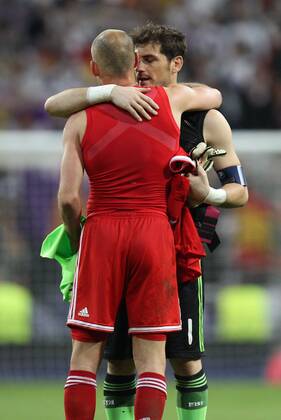 l-r: Arjen Robben 10 (FC Bayern München) und Iker Casillas 1 (Real Madrid) verabschieden sich mit Trikottausch Real Madrid vs. FC Bayern München, Fussball, Champions League, 23.04.2014, EP_CKT