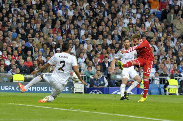 23.04.2014, Fussball Champions League 2013 2014, Halbfinale, Hinspiel, Real Madrid - FC Bayern München, im Santiago Bernabeu Stadion in Madrid, Spanien. Grosse Torchance zum Schluss: Vergeblicher Schussversuch von Mario Götze (re, Bayern). 