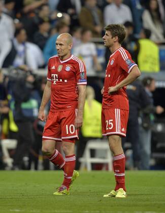 23.04.2014, Fussball Champions League 2013 2014, Halbfinale, Hinspiel, Real Madrid - FC Bayern München, im Santiago Bernabeu Stadion in Madrid, Spanien. v.li: Arjen Robben (Bayern München) und Thomas Müller (Bayern München) frustriert nach dem Spiel. 