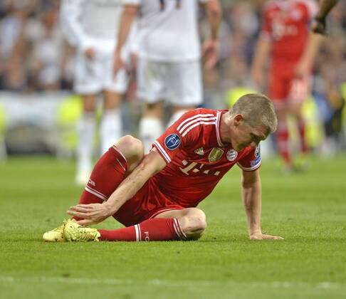 23.04.2014, Fussball Champions League 2013 2014, Halbfinale, Hinspiel, Real Madrid - FC Bayern München, im Santiago Bernabeu Stadion in Madrid, Spanien. Bastian Schweinsteiger (München) am Boden. 