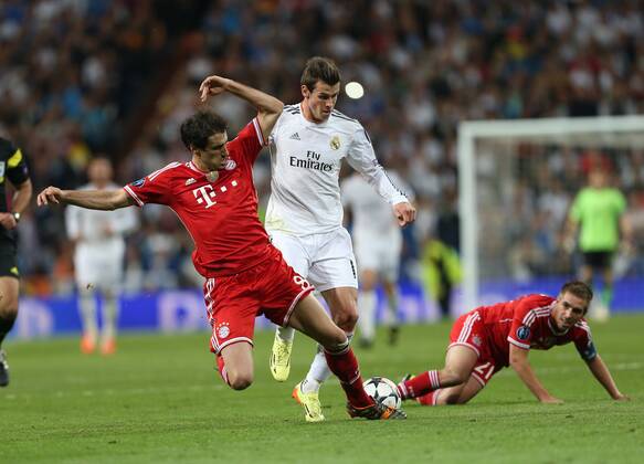 Real Madrid s Gareth Bale tussles with Munich s Javi Martinez Real Madrid vs Bayern Munich - Champions League, Semi Final, First leg - Santiago Bernabeu Stadium - Madrid - Spain - 23 04 2014 - Pic DavidKlein Sportimage EDITORIAL USE ONLY. No use with unauthorised audio, video, data, fixture lists, club league logos or live services. Online in-match use limited to 120 images, no video emulation. No use in betting, games or single club league player publications.