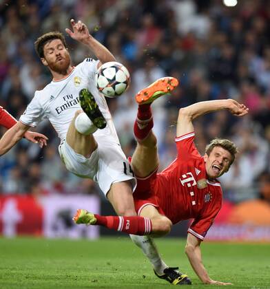FUSSBALL CHAMPIONS LEAGUE HALBFINAL HINSPIEL SAISON 2013 2014 Real Madrid - FC Bayern München 23.04.2014 Xabi Alonso (li, Real Madrid) gegen Thomas Mueller (re, FC Bayern München) 