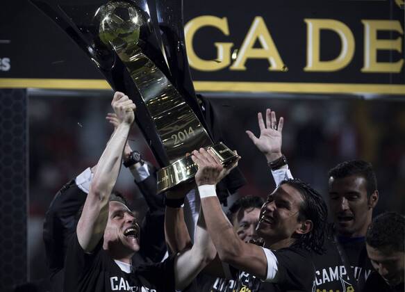 TOLUCA, April 23, 2014 (Xinhua) -- Gerardo Torrado (L, Front) and Gerardo Flores (R, Front) of Cruz Azul hold the cup after winning the second leg match of the CONCACAF Champions League Final against Toluca at Nemesio Diez Stadium in Toluca, State of Mexico, Mexico, on April 23, 2014. (Xinhua Alejandro Ayala) (fnc) (ah) (SP)MEXICO-TOLUCA-SOCCER-TOLUCA VS CRUZ AZUL 