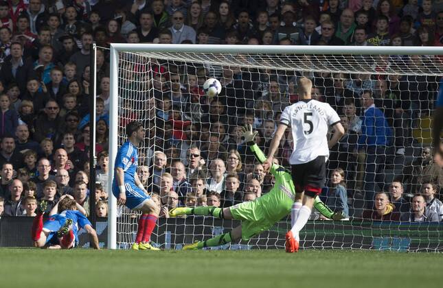 26.04.2014. London, England. Nikica Jelavic of Hull City scores to pull one back during the Barclays Premier League match between FC Fulham and Hull City at Craven Cottage. xNigelxCookex  ActionPlus20411391