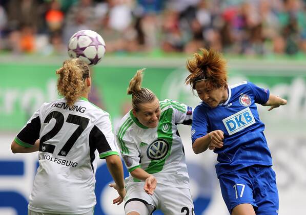 Fussball, Frauen Champions-League, VfL Wolfsburg - 1. FFC Turbine Potsdam, v.li.: Josephine Henning (VfL Wolfsburg), Stephanie Bunte (VfL Wolfsburg), Asano Nagasato (1. FFC Turbine Potsdam), im Zweikampf, Duell, duel, tackle, Aktion, Action, Kopfball, header xmrx