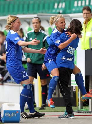Fussball, Frauen Champions-League, VfL Wolfsburg - 1. FFC Turbine Potsdam, v.li.: , Stefanie Draws (1. FFC Turbine Potsdam) und Julia Simic (1. FFC Turbine Potsdam) mit Torjubel, celebrate the goal, goal celebration, Jubel über das Tor 0:1 xmrx