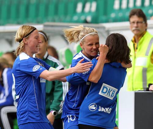 Fussball, Frauen Champions-League, VfL Wolfsburg - 1. FFC Turbine Potsdam, v.li.: Stefanie Draws (1. FFC Turbine Potsdam) und Julia Simic (1. FFC Turbine Potsdam) mit Torjubel, celebrate the goal, goal celebration, Jubel über das Tor 0:1 xmrx