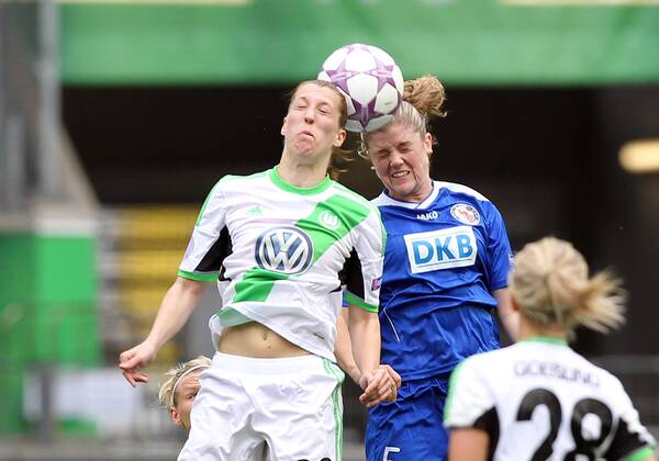 Fussball, Frauen Champions-League, VfL Wolfsburg - 1. FFC Turbine Potsdam, v.li.: Verena Faißt (VfL Wolfsburg), Maren Mjelde (1. FFC Turbine Potsdam), im Zweikampf, Duell, duel, tackle, Aktion, Action, Kopfball, header xmrx