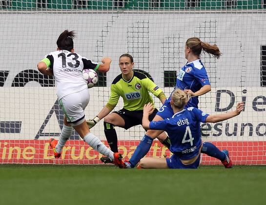 Fussball, Frauen Champions-League, VfL Wolfsburg - 1. FFC Turbine Potsdam, v.li.: Nr 13 Nadine Keßler (VfL Wolfsburg) erzielt das Tor zum 1:1, scores the goal, Aktion, Action xmrx