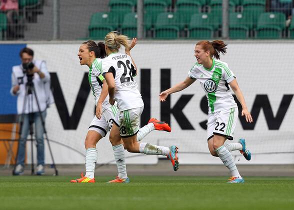 Fussball, Frauen Champions-League, VfL Wolfsburg - 1. FFC Turbine Potsdam, v.li.: Nadine Keßler (VfL Wolfsburg) mit Torjubel, celebrate the goal, goal celebration, Jubel über das Tor 1:1, Lena Goeßling (VfL Wolfsburg), Verena Faißt (VfL Wolfsburg) xmrx