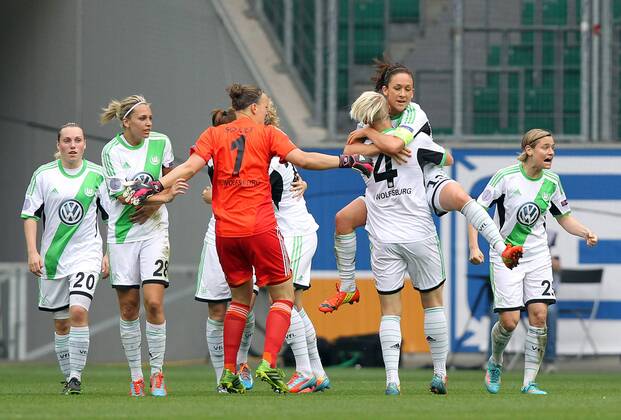 Fussball, Frauen Champions-League, VfL Wolfsburg - 1. FFC Turbine Potsdam, v.li.: Nr 4 Nilla Fischer (VfL Wolfsburg) und oben Nadine Keßler (VfL Wolfsburg) mit Torjubel, celebrate the goal, goal celebration, Jubel über das Tor 1:1 xmrx
