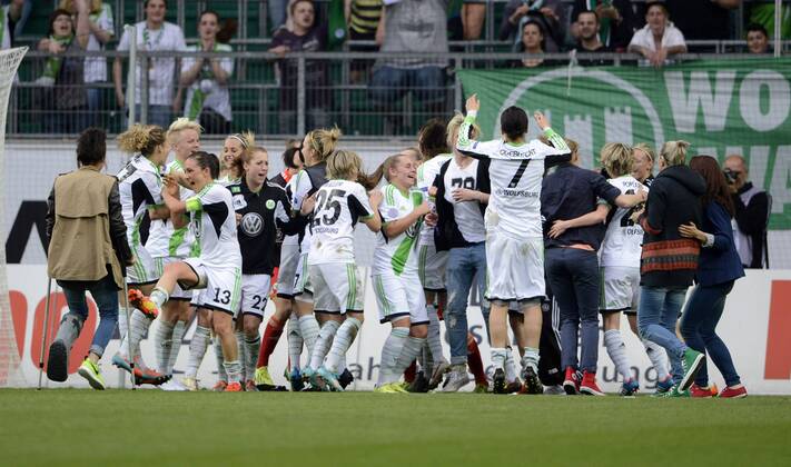 Wolfsburger Mannschaft bejubelt den Finaleinzug, VfL Wolfsburg (WOB) - 1.FFC Turbine Potsdam (P), Fußball, UEFA Women - Champions League, Halbfinale - Rückspiel, Saison 2013 2014, Wolfsburg, 27.04.2014,