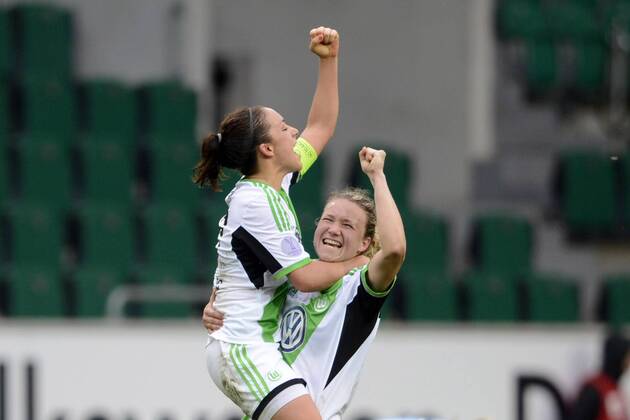 Nadine Keßler (li.) und Josephine Henning (re., WOB), Jubel nach dem Spiel, VfL Wolfsburg (WOB) - 1.FFC Turbine Potsdam (P), Fußball, UEFA Women - Champions League, Halbfinale - Rückspiel, Saison 2013 2014, Wolfsburg, 27.04.2014,