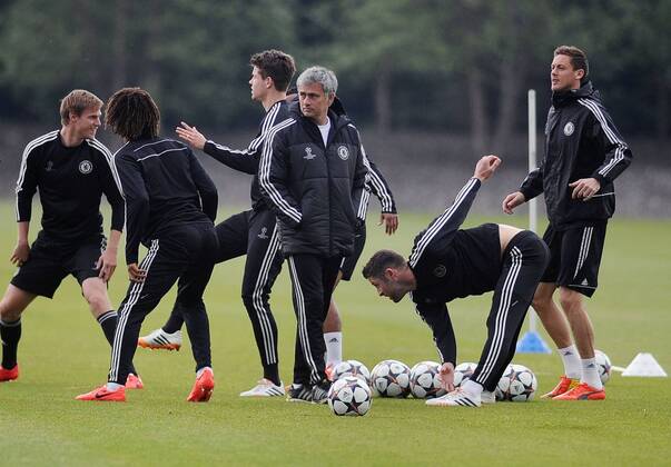 Chelsea training pre Champs Lge SF L2 Chelsea s manager Jose Mourinho leads the players training at Cobham COLORSPORT ANDREW COWIE 