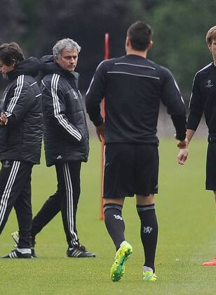 Chelsea training pre Champs Lge SF L2 Chelsea s manager Jose Mourinho keeps a close eye on John Terry training at Cobham COLORSPORT ANDREW COWIE 