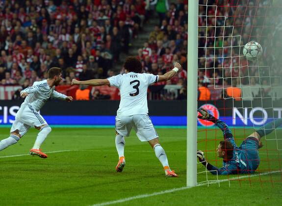29.04.2014, xjhx, Fussball Champions League Halbfinale, FC Bayern München - Real Madrid, v.l. Sergio Ramos (Real Madrid), Pepe Keppler De Lima (Real Madrid), Manuel Neuer (FC Bayern München) Goal scored, Tor zum 0:1
