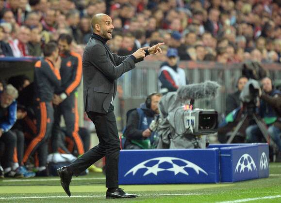 29.04.2014, xjhx, Fussball Champions League Halbfinale, FC Bayern München - Real Madrid, v.l. Pep Guardiola (Trainer FC Bayern München) gibt Anweisungen, gestikuliert, mit den Armen gestikulieren gives instructions, gesticulate.