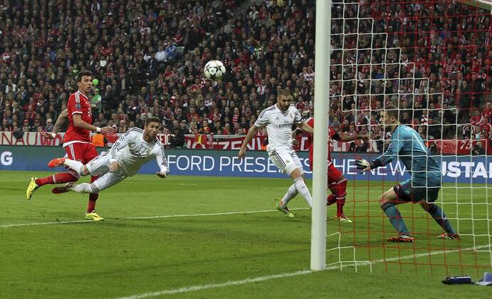 Sergio Ramos (li, Real) erzielt das Tor zum 2:0 für Madrid. V.li. Mario Mandzukic (Bayern), Sergio Ramos (Real), Karim Benzema (Real), Manuel Neuer (Bayern) . FC Bayern München-Real Madrid . München, GER, 29.04.2014 ,Halbfinale Fussball-Champions League 2013-2014 .
