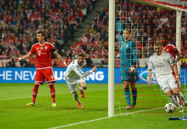 29.04.2014, xjhx, Fussball Champions League Halbfinale, FC Bayern München - Real Madrid, v.l. Mario Mandzukic (FC Bayern München), Sergio Ramos (Real Madrid), Manuel Neuer (FC Bayern München), Karim Benzema (Real Madrid), David Alaba (FC Bayern München) Goal scored, Tor zum 2:0