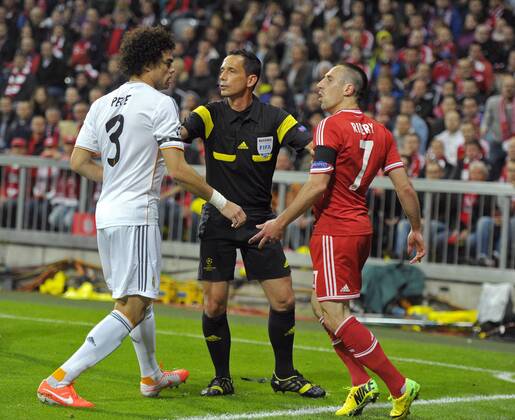 29.04.2014, Fussball Champions League 2013 2014, Halbfinale, Rückspiel, FC Bayern München - Real Madrid, in der Allianz-Arena München. Der Schiedsrichter muss Pepe (li, Real Madrid) von Franck Ribery (re, München) trennen. 