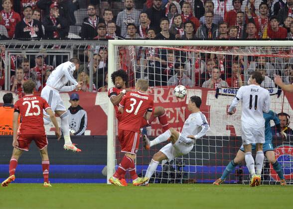 29.04.2014, Fussball Champions League 2013 2014, Halbfinale, Rückspiel, FC Bayern München - Real Madrid, in der Allianz-Arena München. Sergio Ramos (li, Real Madrid) erzielt mit diesem Kopfball das Tor zum 1:0, Thomas Müller (li, München) und Dante (mitte, Bayern München) ohne Chance. 