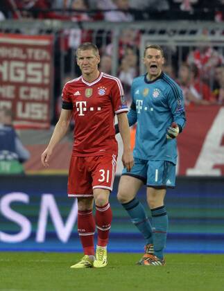 29.04.2014, Fussball Champions League 2013 2014, Halbfinale, Rückspiel, FC Bayern München - Real Madrid, in der Allianz-Arena München. Frustrierte Bayern nach dem ersten Gegentor. v.li: Bastian Schweinsteiger (München) und Torwart Manuel Neuer (Bayern). 