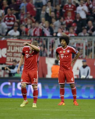 29.04.2014, Fussball Champions League 2013 2014, Halbfinale, Rückspiel, FC Bayern München - Real Madrid, in der Allianz-Arena München. Frustrierte Bayern nach dem ersten Gegentor. v.li: Bastian Schweinsteiger (München) und Dante (Bayern München). 