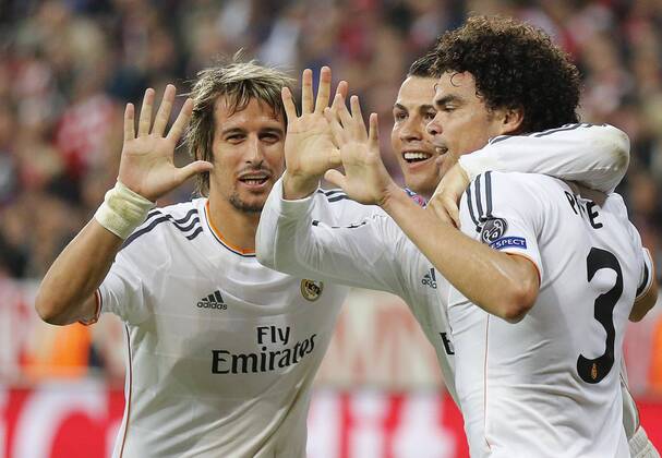 Cristiano RONALDO, Real Madrid 7 Torjubel, Jubel nach dem Tor zum 0-3 mit PEPE, Real Madrid 3 Fabio COENTRAO, Real Madrid 5 zeigt 5 Tore müsste FCB schiessen FC BAYERN München - REAL MADRID Halbfinale, RÜCKSPIEL, Fussball UEFA Champions League, Halbfinale, München, 29.04.2014 CL Saison 2013 2014, FCB, München