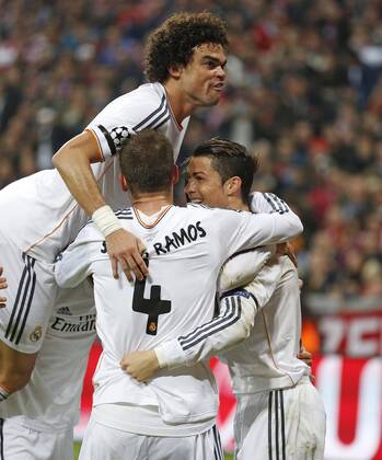 Cristiano RONALDO, Real Madrid 7 Torjubel, Jubel nach dem Tor zum 0-3 mit Gareth BALE, Real Madrid 11 Sergio RAMOS, Real Madrid 4 PEPE, Real Madrid 3 FC BAYERN München - REAL MADRID Halbfinale, RÜCKSPIEL, Fussball UEFA Champions League, Halbfinale, München, 29.04.2014 CL Saison 2013 2014, FCB, München