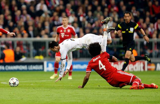 München , Fußball Champions League Halbfinale Rückspiel , Bayern München vs. Real Madrid , von links: Cristiano Ronaldo ( Real ) Dante ( Bayern )