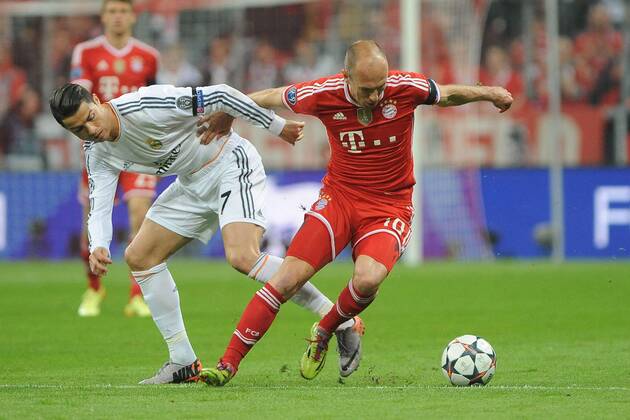vl. Cristiano Ronaldo (Real Madrid) im Zweikampf mit Arjen Robben (FC Bayern Muenchen) Bayern Muenchen - Real Madrid, Champions League, Halbfinale, Fussball, 29.04.2014
