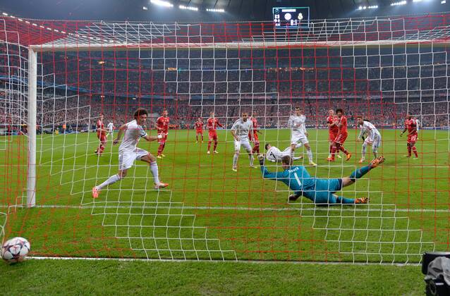 FUSSBALL CHAMPIONS LEAGUE HALBFINALE RÜCKSPIEL SAISON 2013 2014 FC Bayern München - Real Madrid 29.04.2014 Torwart Manuel Neuer (FC Bayern München) ist nach dem 0:2 geschlagen. Sergio Ramos (re, Real Madrid) trifft ins Tor. 