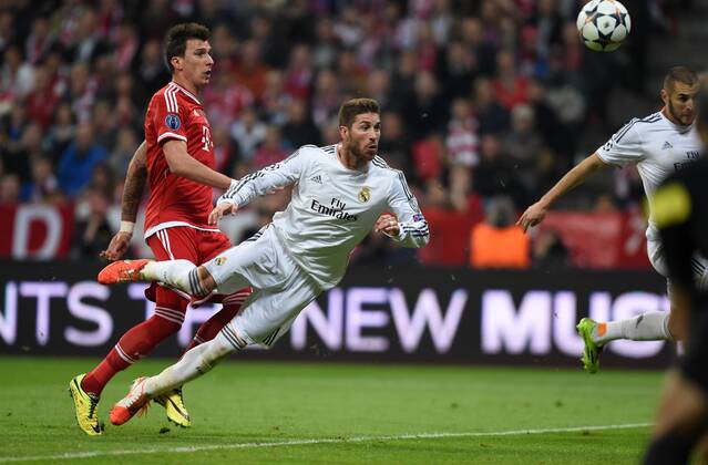 FUSSBALL CHAMPIONS LEAGUE HALBFINALE RÜCKSPIEL SAISON 2013 2014 FC Bayern München - Real Madrid 29.04.2014 Sergio Ramos (re, Real Madrid) erzielt das Tor zum 0:2. Mario Mandzukic (li, FC Bayern München) kommt zu spät 