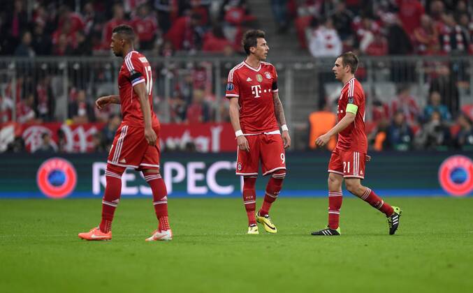FUSSBALL CHAMPIONS LEAGUE HALBFINALE RÜCKSPIEL SAISON 2013 2014 FC Bayern München - Real Madrid 29.04.2014 Jerome Boateng, Mario Mandzukic und Philipp Lahm (v.l., alle FC Bayern München) sind enttäuscht 