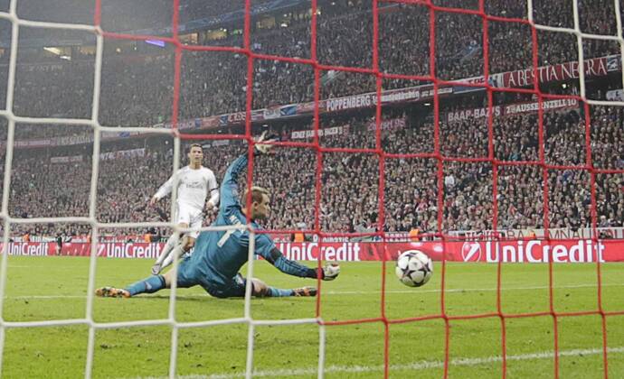 Cristiano RONALDO, Real Madrid 7 Torschuss, schiesst das Tor zum 0-3 gegen Manuel NEUER, FCB 1 FC BAYERN München - REAL MADRID Halbfinale, RÜCKSPIEL, Fussball UEFA Champions League, Halbfinale, München, 29.04.2014 CL Saison 2013 2014, FCB, München