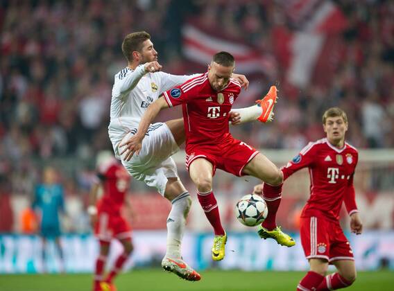 Franck RIBERY (M) - Sergio RAMOS (l MAD) hinten: Toni KROOS (M) Fussball international UEFA Championsleague Saison 2013 2014, Halbfinale RÜCKSPIEL: FC Bayern München - Real Madrid in München, Deutschland am 29.04.2014,