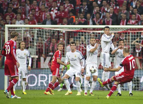 freistoss durch Arjen Robben (FCB). Cristiano Ronaldo (Real) steigt hoch 29.04.2014, München, FC Bayern München vs. Real Madrid Â