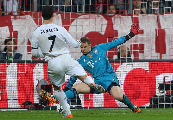 FUSSBALL - CL, Bayern vs Madrid München,DEUTSCHLAND,29.APR.14 - FUSSBALL - UEFA Champions League, Halbfinale, FC Bayern München vs Real Madrid. Bild zeigt Cristiano Ronaldo (Madrid) und Manuel Neuer (Bayern). 