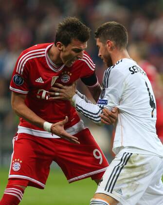 FUSSBALL - CL, Bayern vs Madrid München,DEUTSCHLAND,29.APR.14 - FUSSBALL - UEFA Champions League, Halbfinale, FC Bayern München vs Real Madrid. Bild zeigt Mario Mandzukic (Bayern) und Sergio Ramos (Madrid). 