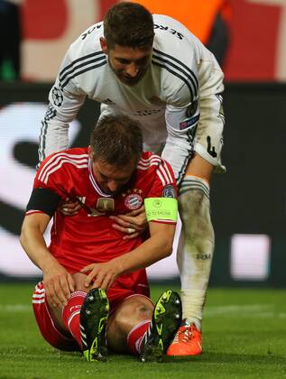 FUSSBALL - CL, Bayern vs Madrid München,DEUTSCHLAND,29.APR.14 - FUSSBALL - UEFA Champions League, Halbfinale, FC Bayern München vs Real Madrid. Bild zeigt Philipp Lahm (Bayern) und Sergio Ramos (Madrid). 